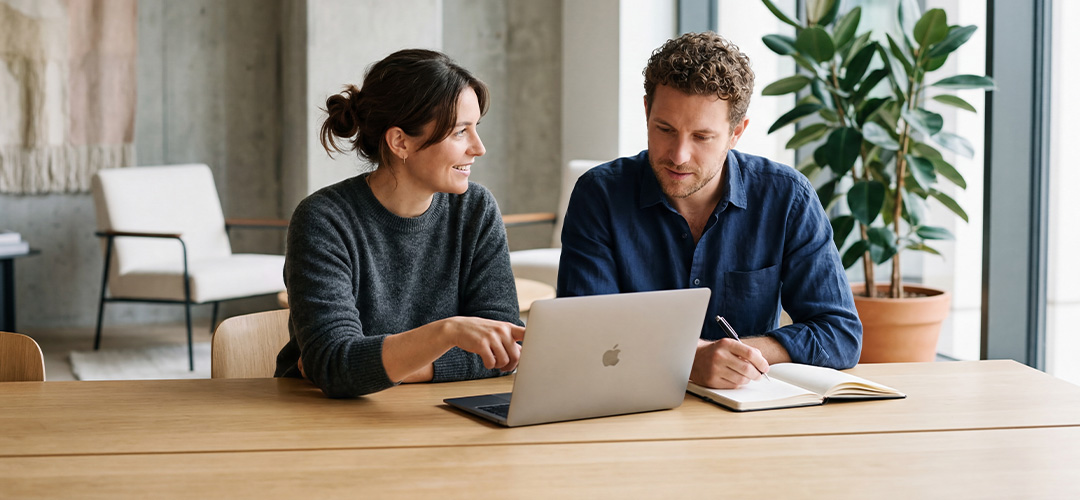 Coach und Klient analysieren gemeinsam Stärken am Laptop